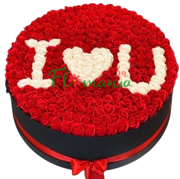 Великолепный букет из 301 розы, украшенный надписью «I love you»